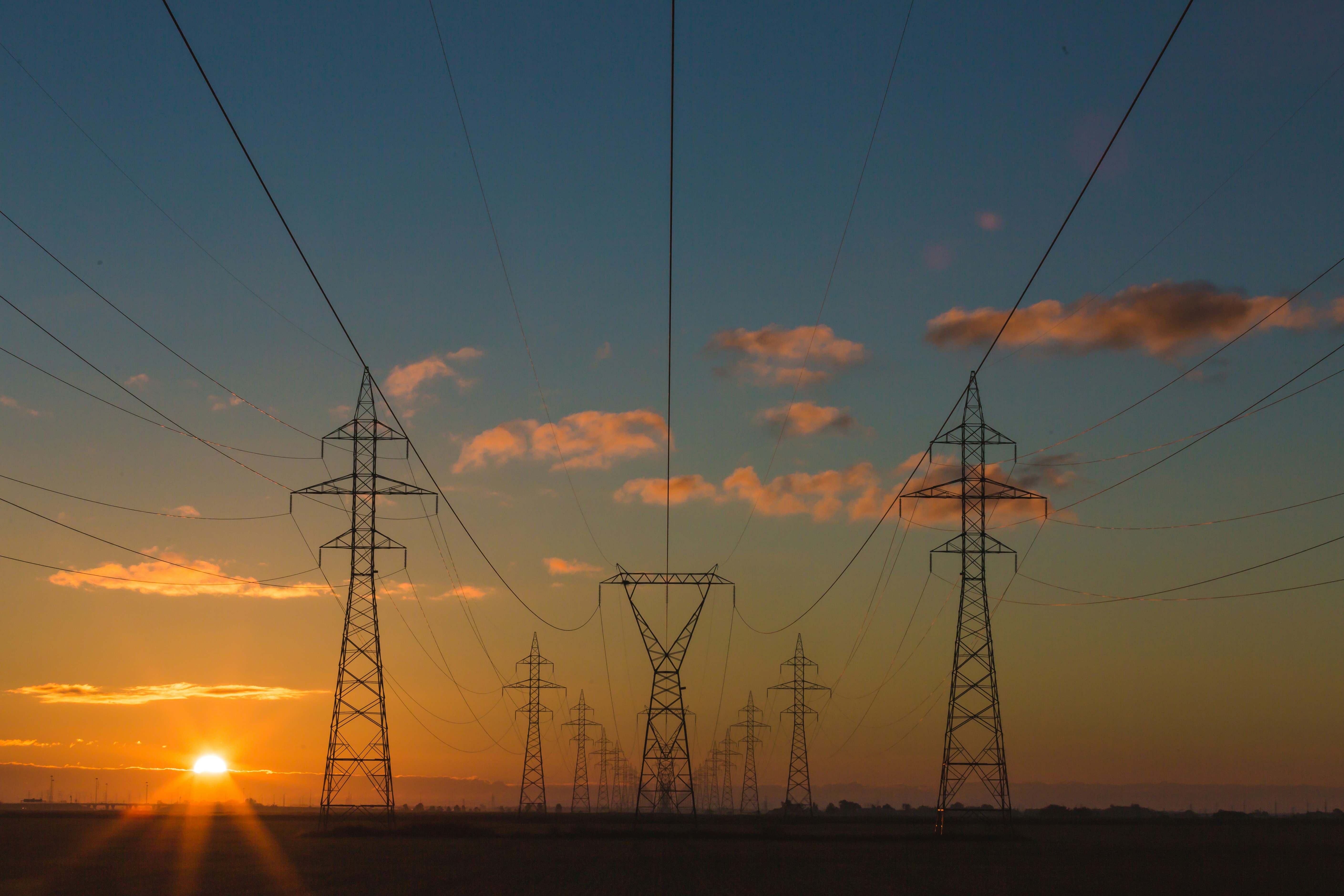 image secteur energie electricité couché de soleil lignes électriques