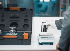 étalonnage d'une balance au moyen de masses étalon F1, M1, poids