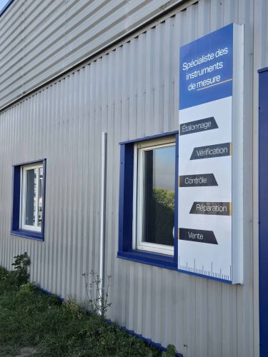 siege social laboratoire mpq metrologie panneau services entrée batiment pamiers ariege