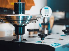 étalonnage d'un manomètre ou transmetteur de pression à l'aide d'une balance manométrique