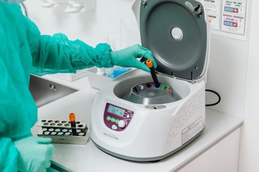 image santé médical laboratoire chercheur tube à essaie centrifugeuse analyse 