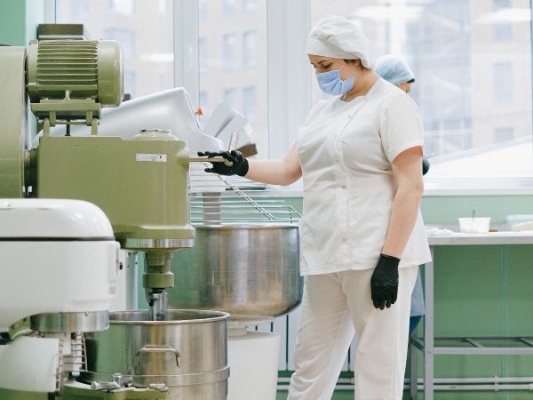 Photo d'une femme travaillant et fabricant des produits alimentaires